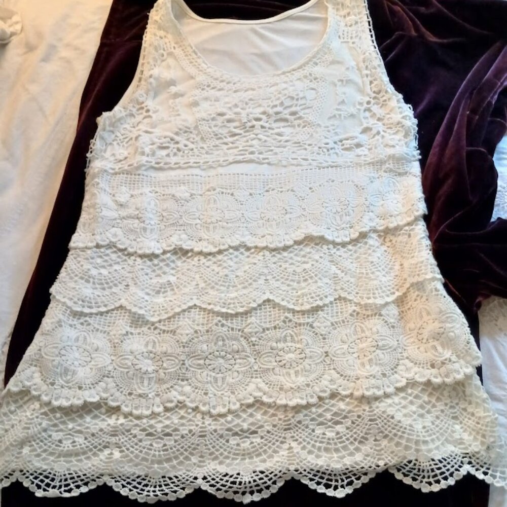 Sleeveless white ruffled lace top - M